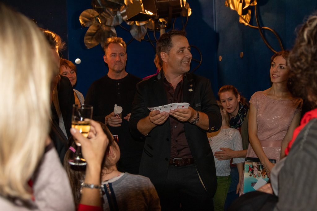 Kai Hildenbrand zaubert im Publikum bei der Merlin Award Verleihung