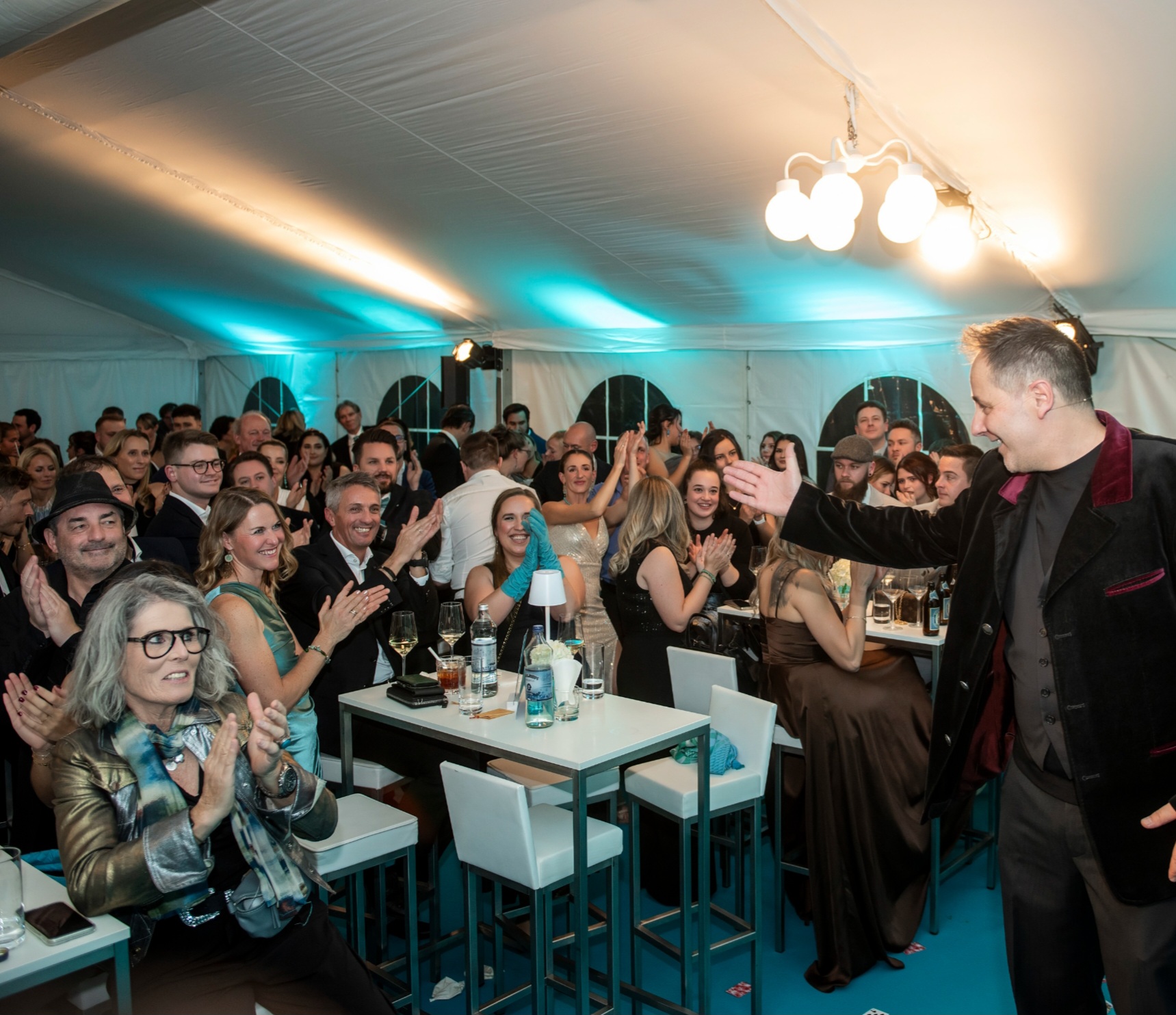 Kai Hildenbrand im direkten Austausch mit Gästen bei einem Business-Event
